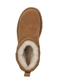 Tan enkelboot met een zachte, gestructureerde suede buitenkant en een pluizige witte bontvoering. Voorzien van een lus voor gemakkelijke draagbaarheid en gestikte details.