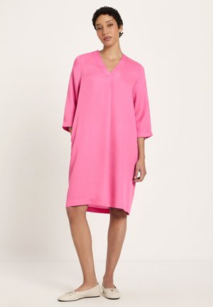 MIT V-AUSSCHNITT - Freizeitkleid - bright orchid