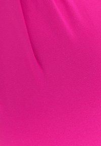 Fuchsia stof met een ribbelstructuur, voorzien van een zachte val en subtiele glans. Het oppervlak is glad met lichte schaduwverschillen.