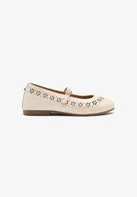 Outfit con scarpa Mary Jane e borsa a mano | Look da Indossare | Bantoa Outfit con scarpa Mary Jane e borsa a mano | Look da Indossare | Bantoa