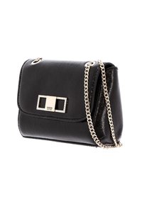 Sac bandoulière en faux cuir noir de forme rectangulaire, avec une bandoulière en chaîne argentée et un fermoir à l'avant avec un accent en cristal.