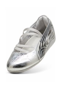 Ασημί μεταλλικά μπαλαρίνα τύπου slip-on με ελαστικούς σταυρωτούς ιμάντες και υφή κυματιστού σχεδίου στη πλευρά.