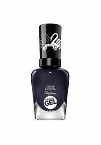 Lila nagellack i en glasflaska med ett svart lock prytt med vita svanar och text. Innehåller 14,7 mL gelformel.
