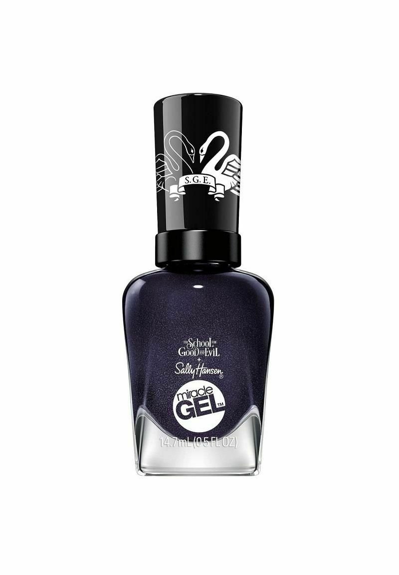 Lila nagellack i en glasflaska med ett svart lock prytt med vita svanar och text. Innehåller 14,7 mL gelformel.