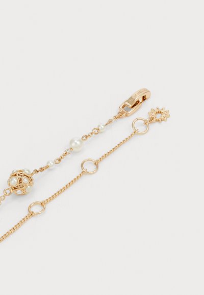 Guld-tone armbånd med en tekstureret kæde, perleaccenter, en dekorativ kugle og en stjernecharms med en kræftklip-lukning.