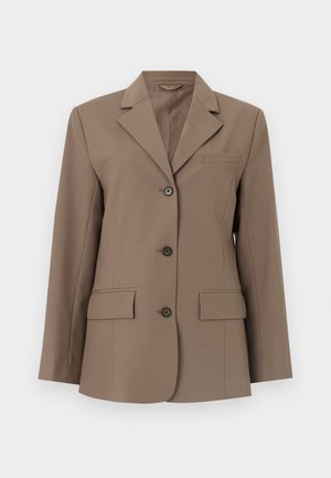 Brązowa, dopasowana marynarka z klapami z wycięciem, trzema guzikami z przodu, dwoma kieszeniami z klapami i jedną kieszenią na piersi, prezentowana na jednolitym tle.