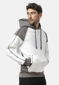 Kapuzensweatshirt mit Farbfeld-Design in Weiß und Grau, aus weichem Stoff, mit Fronttasche und Kordelzug-Kapuze.