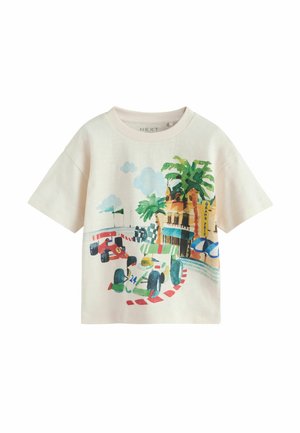 Børnecreme t-shirt med et farverigt Grand Prix-racerscene med to racerbiler, palmer, en bygning og parasoller.