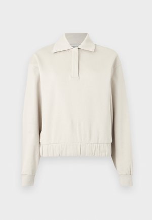 Pulover bej cu mânecă lungă, cu guler, fald frontal, manșete striate și talie elastică pe un fundal simplu.