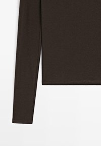 Maglietta a maniche lunghe marrone scuro con texture liscia e design aderente, dotata di orlo dritto e senza cuciture o dettagli visibili.