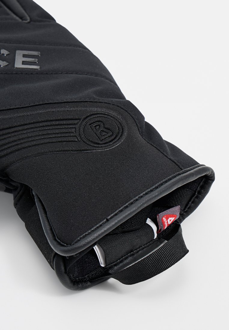 Czarna rękawica izolacyjna ma teksturowaną powierzchnię, wyściełaną konstrukcję oraz ściągacz na nadgarstku. Zawiera naszywkę z logo oraz małą metkę w środku.