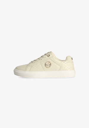 Beige synthetische Sneakers mit gewebter Textur, weißer Gummisohle und goldfarbenen Akzenten. Merkmale sind das Logo an der Seite und die Schnürsenkelschließe.