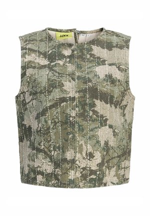 Gilet senza maniche con motivo mimetico verde e beige, linee bianche verticali cucite e chiusura anteriore con cerniera.