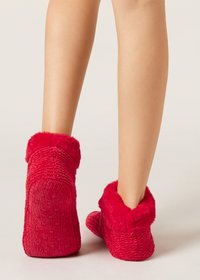 Pantofole rosse in maglia con polsino peloso. Materiale testurizzato con motivo in rilievo. Fodera morbida e suole antiscivolo. Design con altezza alla caviglia.