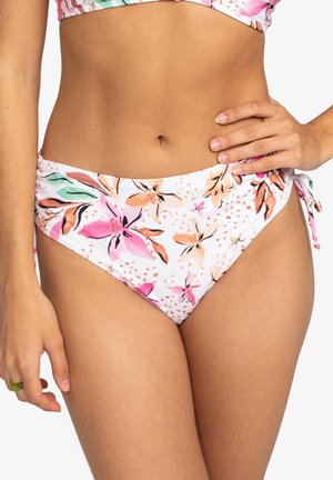 Majtki bikini w kwiatowy wzór w odcieniach różu, brzoskwini i zieleni na białym tle. Posiadają wiązania po bokach i gładką fakturę.