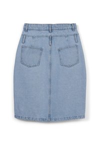 Jupe crayon en denim bleu clair avec une taille ajustée, des poches arrière et une fermeture éclair centrale à l'avant. Texture lisse et ourlet droit.