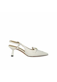 Scarpa slingback bianca con punta affusolata, caratterizzata da una finitura in pelle testurizzata, un tacco piccolo e un accento decorativo dorato.