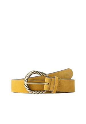 Ceinture en daim jaune avec boucle ovale en métal torsadé, bouclerie simple et coutures visibles sur fond blanc.
