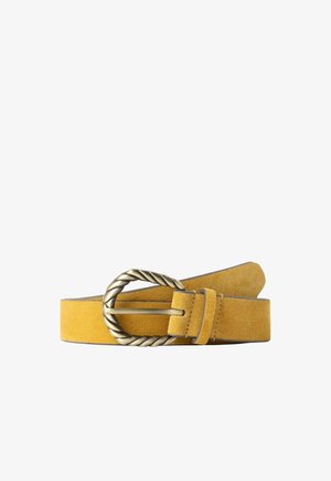 Ceinture en daim jaune avec boucle ovale en métal torsadé, bouclerie simple et coutures visibles sur fond blanc.