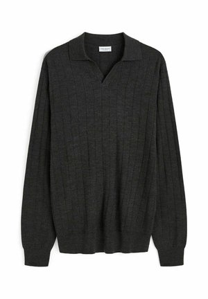 Tummanharmaa pitkähihaine neulepusero, jossa on pystysuora ribbineulostus, pehmeä kaulus ja V-aukkoinen pääntie.