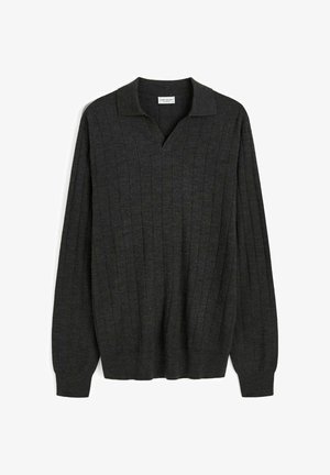 Tummanharmaa pitkähihaine neulepusero, jossa on pystysuora ribbineulostus, pehmeä kaulus ja V-aukkoinen pääntie.