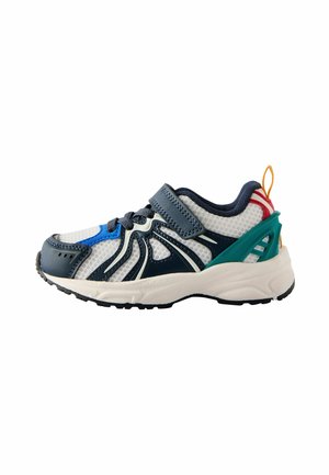 Børnes atletiksneaker med hvidt mesh, navy blå overlays, blå og grønne accenter, sort sål og navy velcrorem og snørebånd.