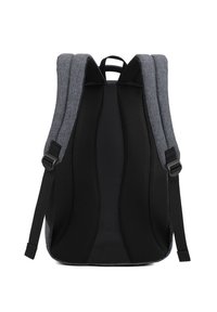 Zaino in tessuto grigio con pannello posteriore in rete nera e spallacci imbottiti. Presenta un design strutturato e fibbie laterali regolabili per la vestibilità.
