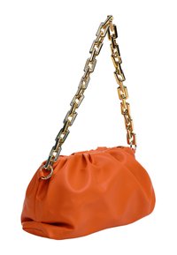 Borsa a tracolla in pelle arancione con un design arricciato e una catena dorata spessa. Texture liscia e forma rotonda con una chiusura superiore sicura.