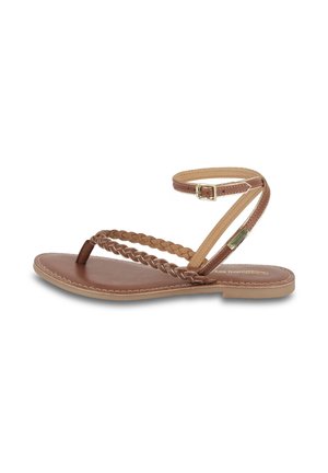 Sandales plates en cuir marron avec une sangle tressée au niveau des orteils, une sangle de cheville avec une boucle et une semelle cousue.