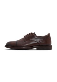 Zapato de vestir de cuero marrón con un acabado suave, punta redondeada y costuras decorativas a lo largo de los lados. Diseño de cordones con un tacón bajo.