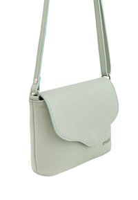 Borsa a tracolla in pelle verde chiaro con finitura testurizzata, pattina curva e rifiniture a contrasto, caratterizzata da un design semplice e funzionale.