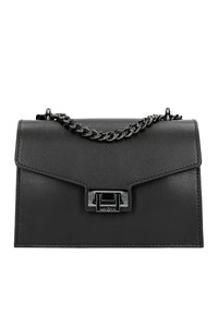 Borsa a tracolla nera in pelle con chiusura a pattina, dotata di una fibbia metallica lucida e di una tracolla in catena metallica. Superficie testurizzata con accenti minimi.