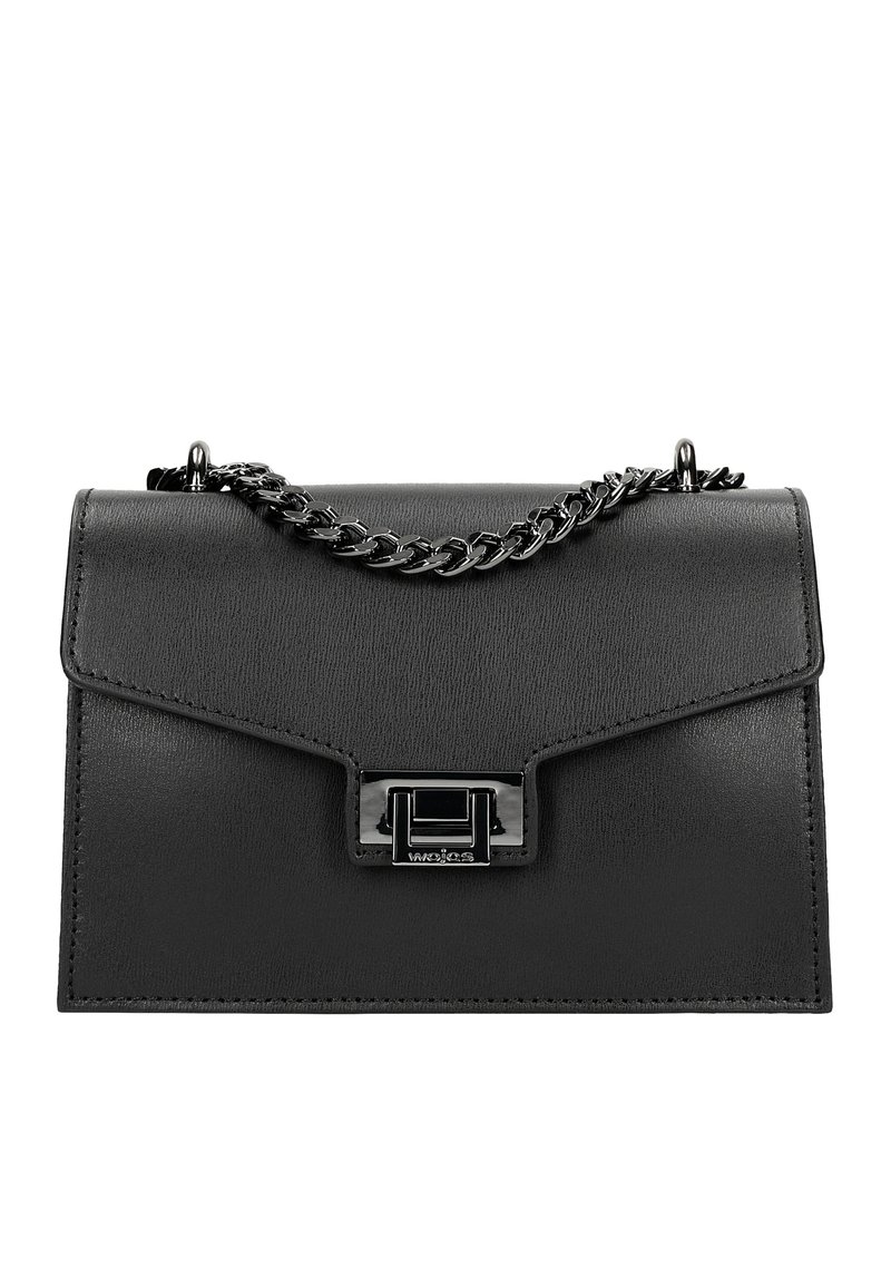 Borsa a tracolla nera in pelle con chiusura a pattina, dotata di una fibbia metallica lucida e di una tracolla in catena metallica. Superficie testurizzata con accenti minimi.