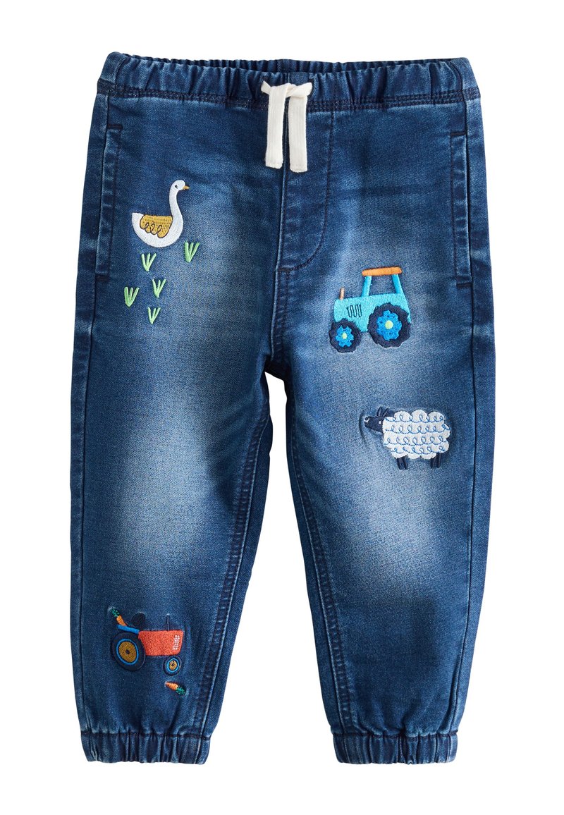 Joggingbukser i denim med elastisk talje. Har broderede motiver: en gås, en traktor, et får og en trillebør. Blå med forskellige teksturer.