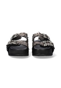 Sandalias de plataforma negras con correas trenzadas y acentos de joyas. Presenta una suela suave y un diseño de punta abierta, con un tacón ligeramente elevado.