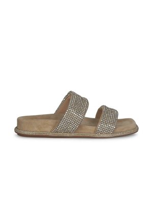 Sandali scivolati a due fasce in suede beige con strass decorativi lungo le cinghie e una suola liscia e arrotondata.