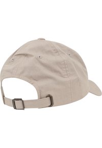 Lichtbeige baseballpet met een gebogen klep, een verstelbare band met metalen hardware en zes ventilatie-openingen. Zachte stofstructuur.