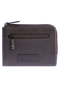 Cartera marrón fabricada en material texturizado, con un bolsillo con cremallera, costuras en contraste y un parche de logo en el frente. Compacta y rectangular.