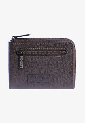 Cartera marrón fabricada en material texturizado, con un bolsillo con cremallera, costuras en contraste y un parche de logo en el frente. Compacta y rectangular.