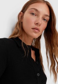 Stradivarius - MIT RAFFUNG - Pouzdrové šaty - black - 3