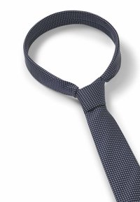 Marinblå slips med ett geometriskt mönster, visad horisontellt med en knut i mitten, mot en ren vit bakgrund.