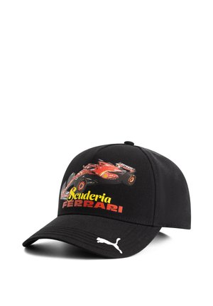 Czarna czapka baseballowa z grafiką czerwonego samochodu Ferrari oraz napisem "Scuderia Ferrari" w żółtym kolorze. Zawiera białe logo Pumy po boku.