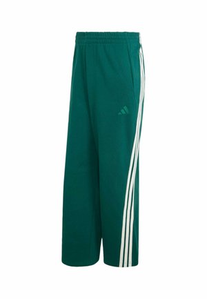 Grüne Adidas Trainingshose mit elastischem Bund und drei weißen Streifen entlang der Außenseite jedes Beins.