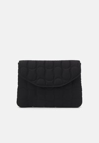 Borsa a mano nera imbottita con texture trapuntata, motivo tondeggiante e chiusura a patta. Tessuto leggero con una finitura liscia.
