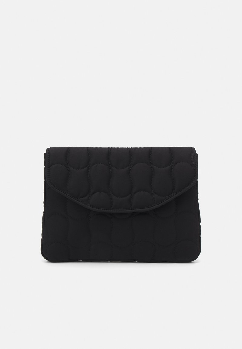 Borsa a mano nera imbottita con texture trapuntata, motivo tondeggiante e chiusura a patta. Tessuto leggero con una finitura liscia.