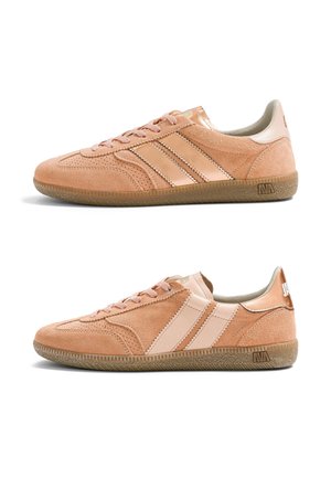 Deux baskets basses en daim et cuir couleur fauve avec semelles en gomme, bandes latérales et lacets, vues de profil extérieur et intérieur.