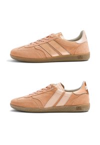 Deux baskets basses en daim et cuir couleur fauve avec semelles en gomme, bandes latérales et lacets, vues de profil extérieur et intérieur.