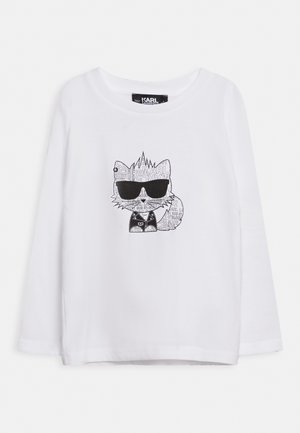 Weißes Langarm-T-Shirt mit einem schwarzen Motiv einer Katze mit Sonnenbrille und stilisiertem Text, hergestellt aus weichem Baumwollstoff.