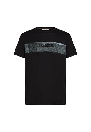 Schwarzes T-Shirt mit kurzen Ärmeln und rundem Ausschnitt, mit einem horizontalen Streifen abstrakter grauer topografischer Kartenmuster über der Brust.