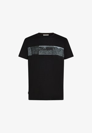 Maglietta nera a maniche corte con scollo rotondo, caratterizzata da una fascia orizzontale di motivi astratti di mappe topografiche grigie sul petto.